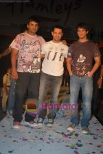 Aamir Khan, Sharman Joshi, Madhavan at Pantaloons 3 Idiots fashion show in Phoneix Mill on 4th Dec 2009 (9).JPG